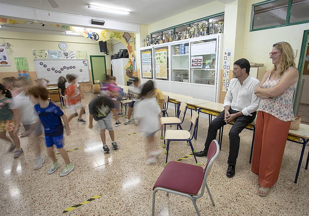El alcalde, Luis Barcala, y la concejala, Mari Carmen de España, en aula del CEIP Azorín.