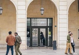 La entrada de la Audiencia Provincial de Alicante.