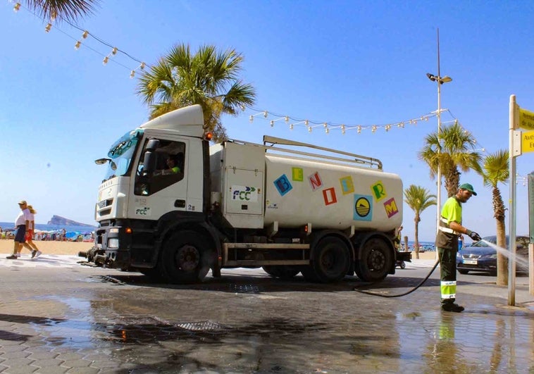 Benidorm quiere el agua de las piscinas para baldear sus calles