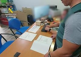 Uno de los operarios de la Guardia Civil durante la operación 'Golden Oil'