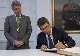 El president Carlos Mazón firma en el libro de visitas del Ayuntamiento de Orihuela en presencia del alcalde, Pepe Vegara.