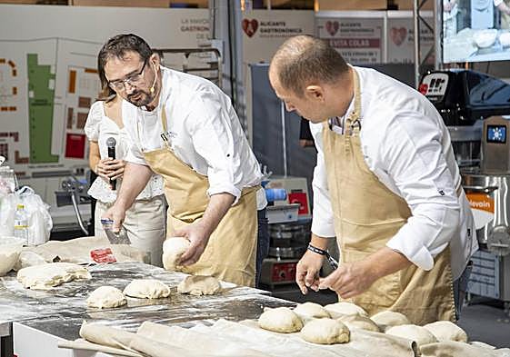 Dos cocineros amasando el pan.