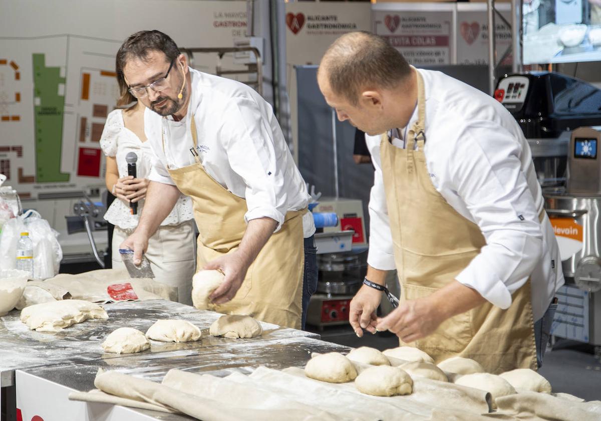 Dos cocineros amasando el pan.