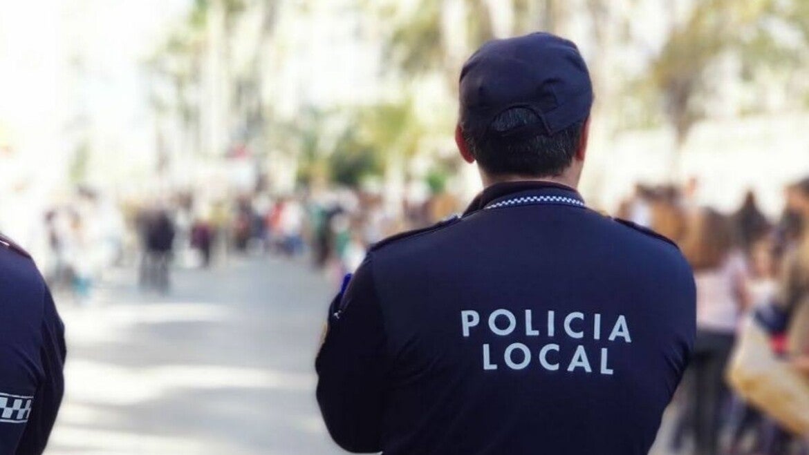 Un agente de la Policía Local de Elche realiza labores de vigilancia.