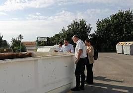 El concejal de Limpieza, Manuel Villar, en el ecoparque de Aguamarga.