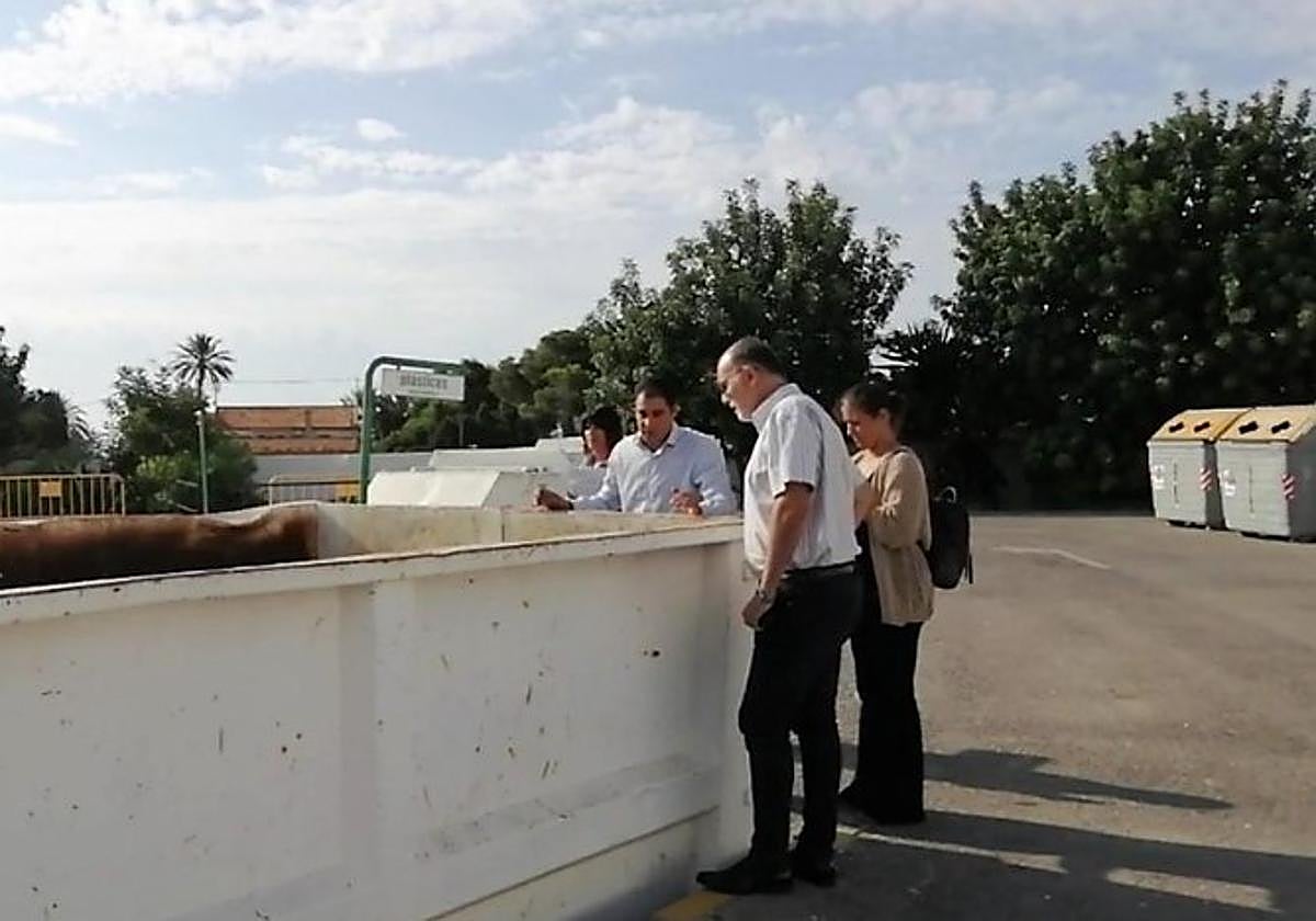 El concejal de Limpieza, Manuel Villar, en el ecoparque de Aguamarga.