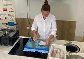 Marta Devesa, del Hogar del Pescador, prepara su 'Perrito de calamar', en las degustaciones de 'La millor tapeta del món'.