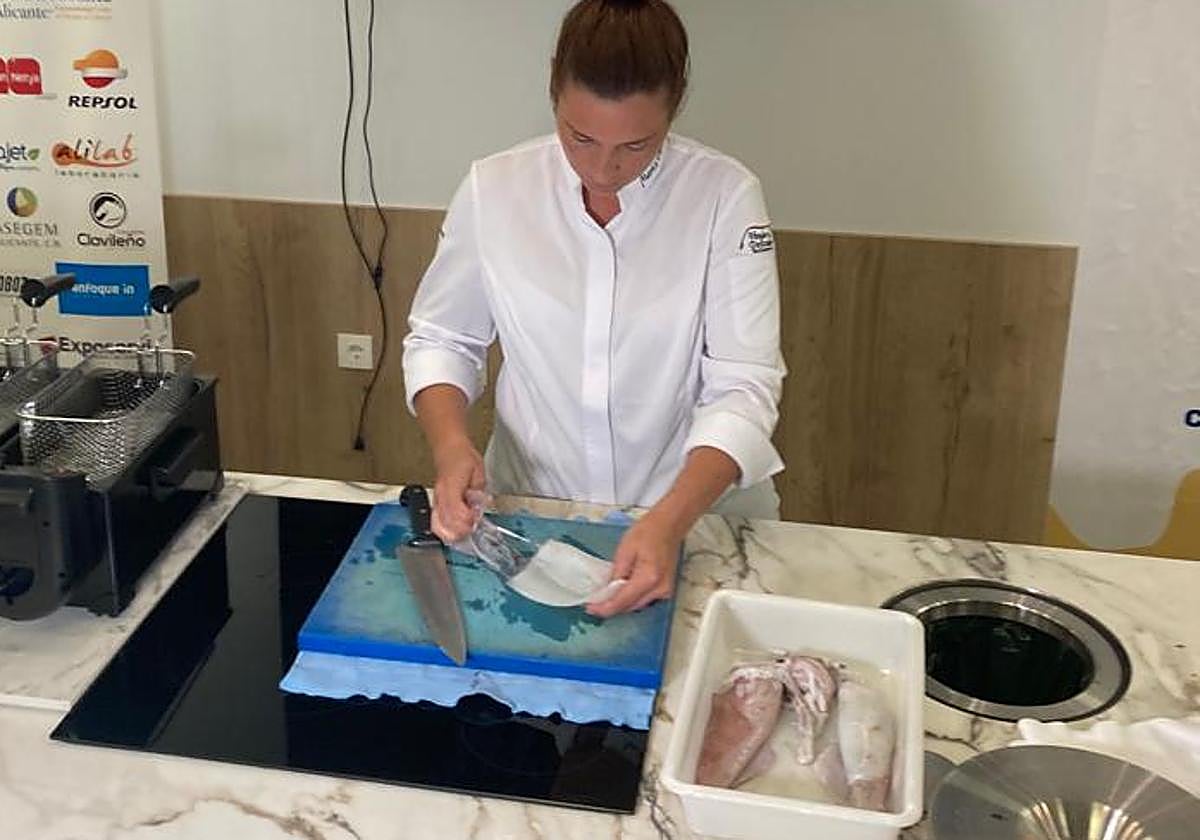 Marta Devesa, del Hogar del Pescador, prepara su 'Perrito de calamar', en las degustaciones de 'La millor tapeta del món'.