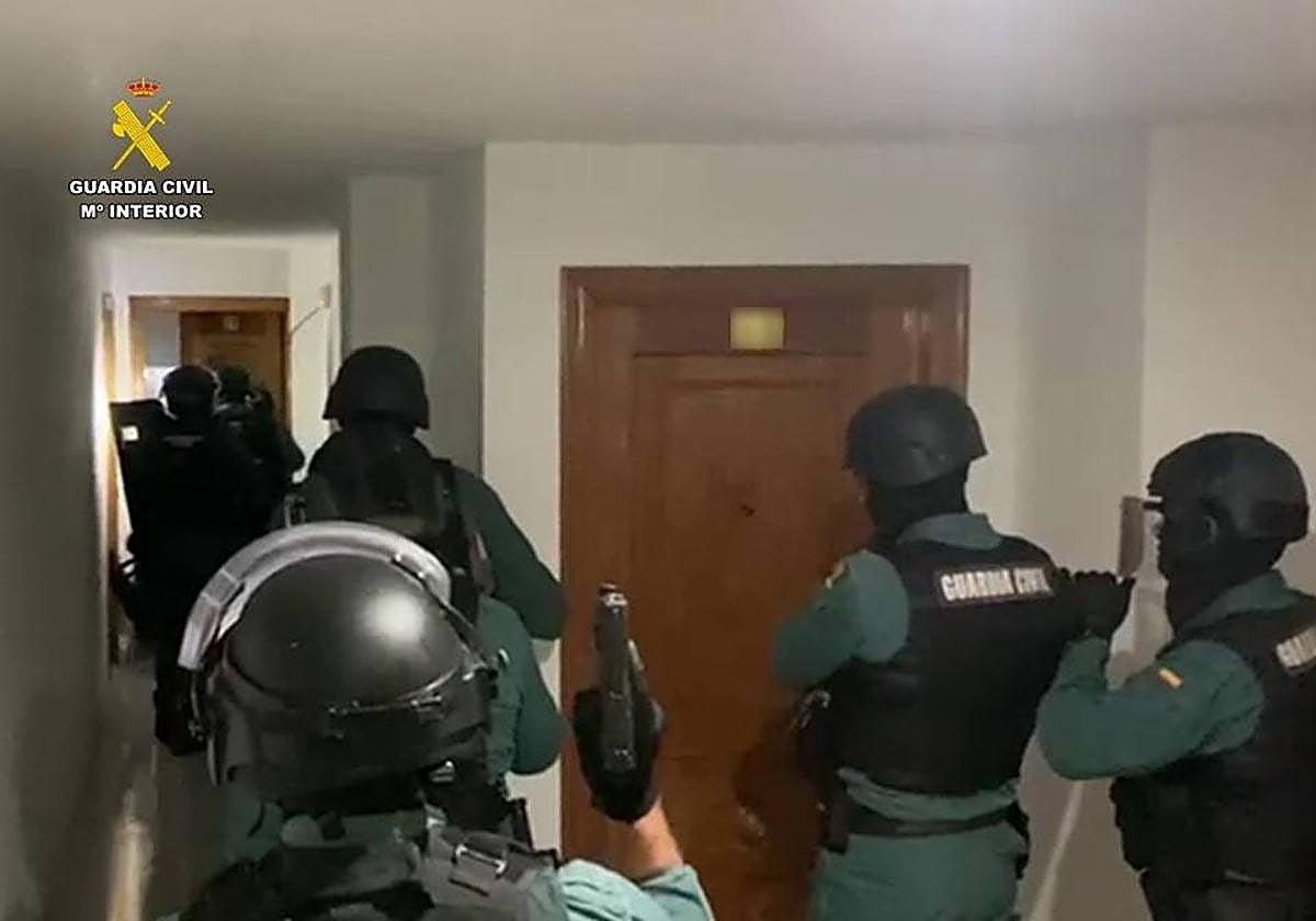 Momentos previos al registro domicilario de los detenidos