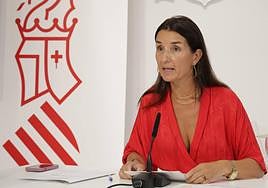 La portavoz del Consell Ruth Merino en una rueda de prensa tras un pleno.