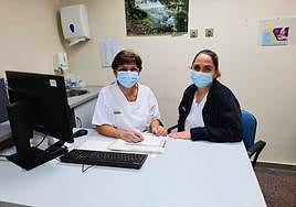 De izquierda a derecha, la enfermera Paloma Manzanera y la supervisora de Enfermería de Hospital de Día, Rosana Montoyo, en la consulta