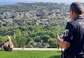 Agentes de la Policía Local durante el rescate.