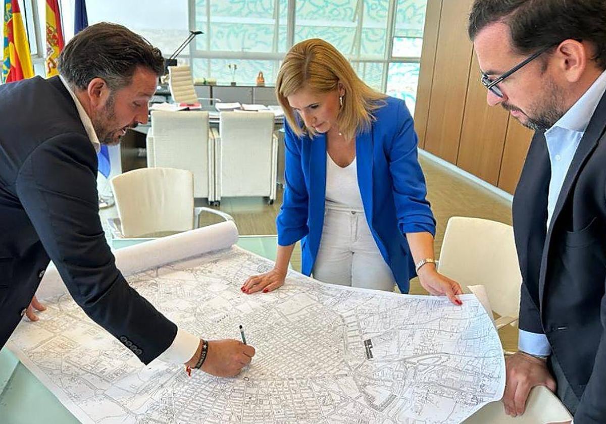 Ruz y Guilabert, con la consellera Salomé Pradas.