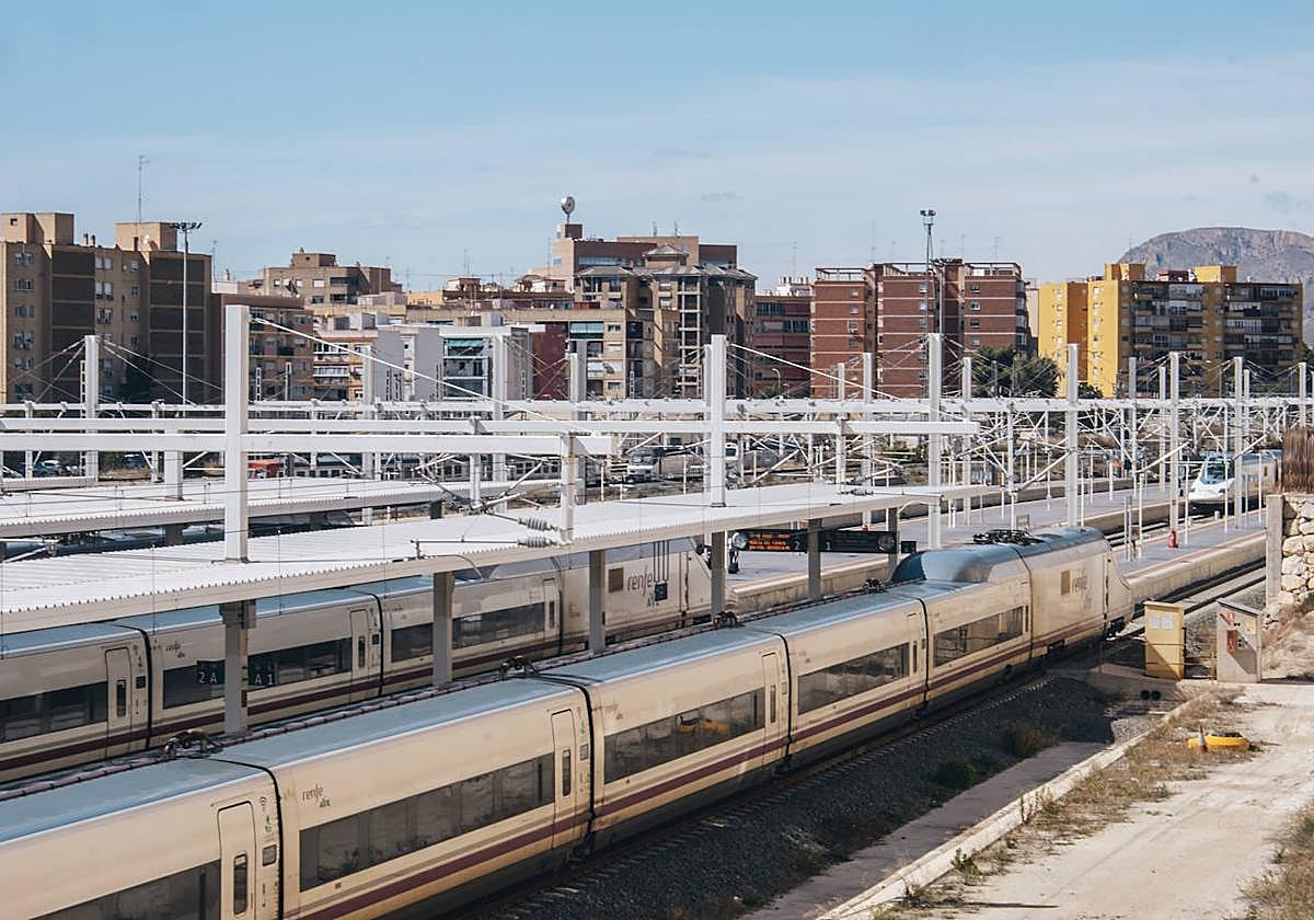 Salida de un AVE de la estación de Alicante