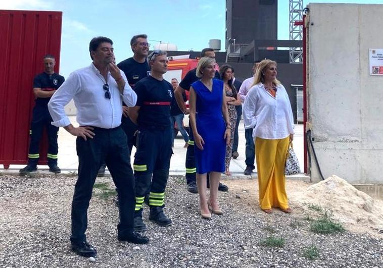 El alcalde de Alicante, Luis Barcala, con la consellera de Justicia, en su visita al parque de bomberos.