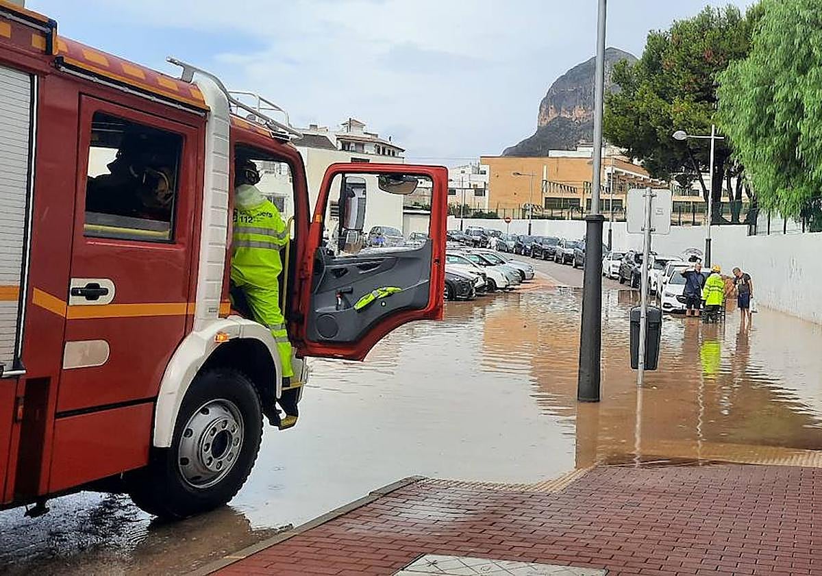 Imagen principal - Actuaciones y desperectos provocados por la lluvia en Jávea