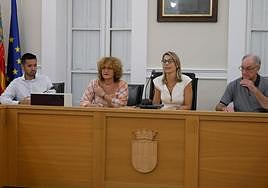 La alcaldesa de Crevillent, Lourdes Aznar Miralles, en el pleno del Ayuntamiento de Crevillent.