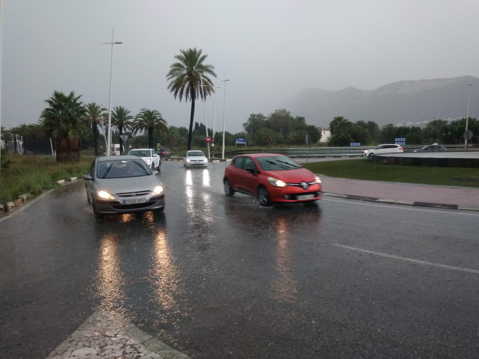 Imagen principal - Las tormentas se ceban con Elche y la Marina Alta con casi 80 litros por m2