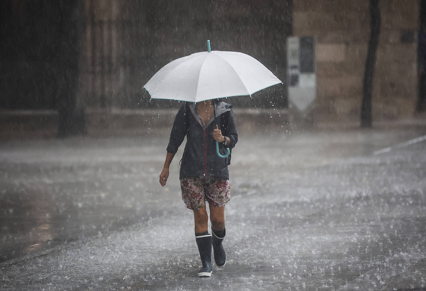 Una persona camina bajo la lluvia.