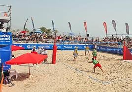 Torneo de voley-playa, en la pista central de la Playa de San Juan.