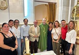 El párroco, con el alcalde de El Campello, Juanjo Berenguer, el resto de la comitivia municipal que acudió a despedirse.