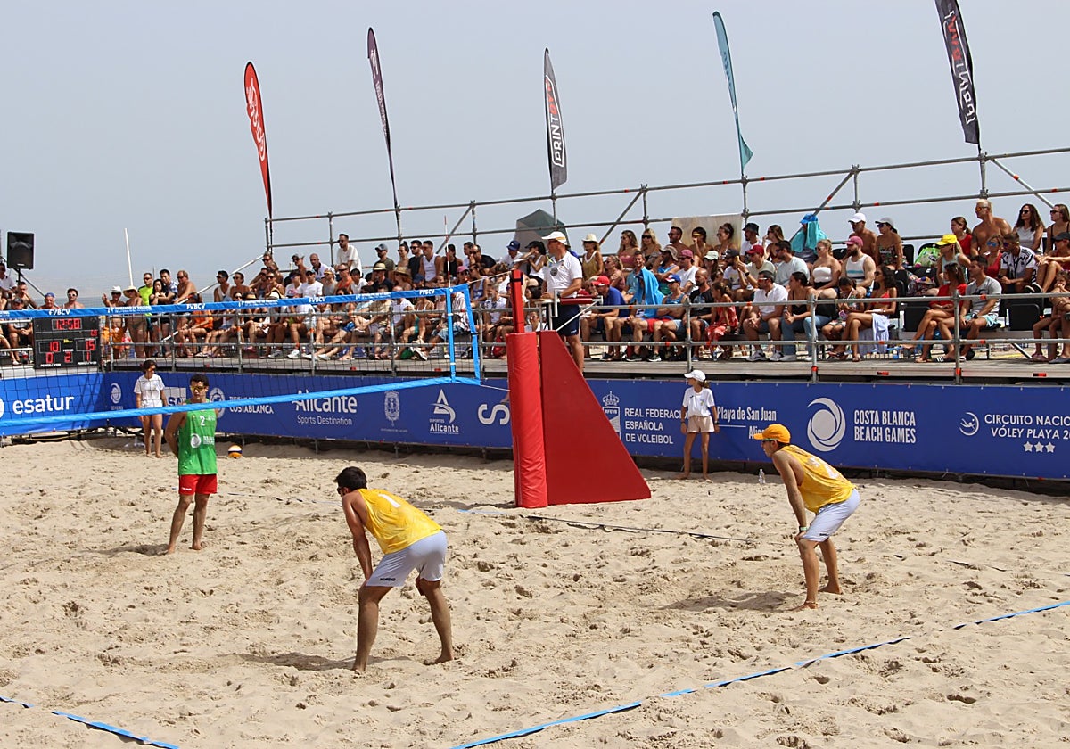 Uno de los partidos en la pista principal del Costa Blanca Beach Games