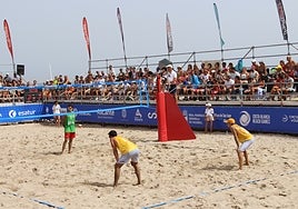 Uno de los partidos en la pista principal del Costa Blanca Beach Games