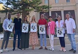 La edil de Comercio con los comerciantes de Carolinas y de la asociación contra el cáncer de mama