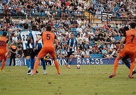 El alicantino Mangada busca línea de pase ante el Torrent