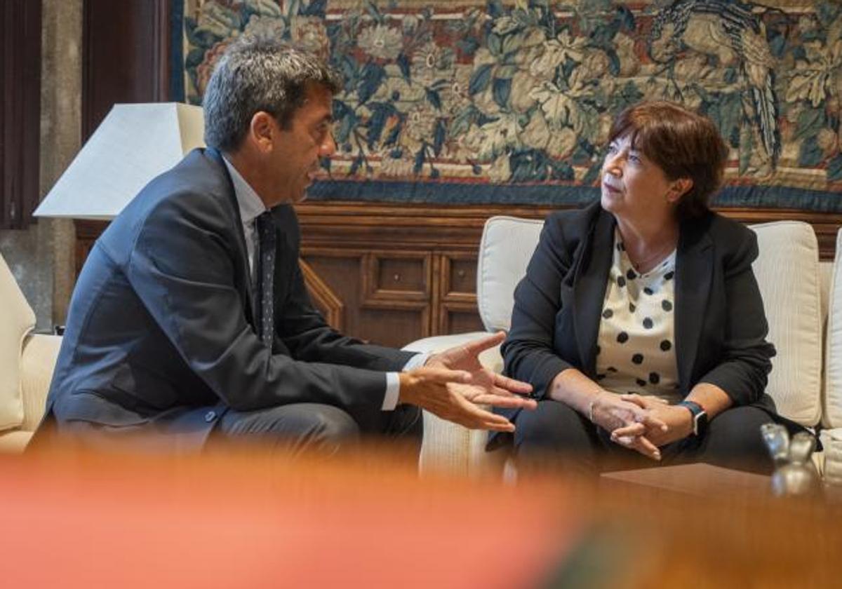 El presidente de la Generalitat, Carlos Mazón, se reúne con la presidenta de la Acadèmia Valenciana de la Llengua, Verònica Cantó, en el Palau de Generalitat.