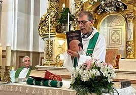 Pedro Juárez tomando posesión del cargo de nuevo párroco de la Iglesia de Santa Teresa de El Campello.
