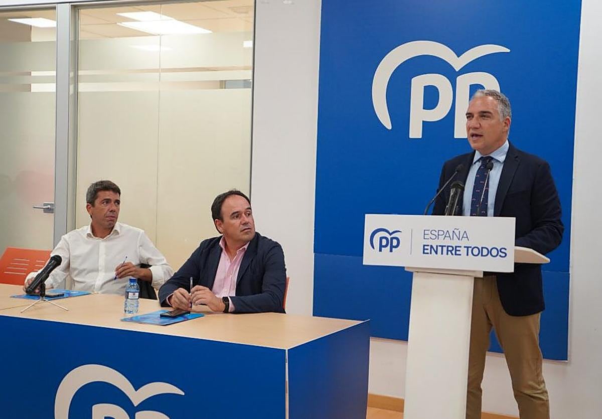 El presidente del PPCV, Carlos Mazón, con el coordinador general popular, Elías Bendondo, este martes en Valencia.