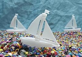 Juguetes infantiles hechos de plástico en un mar de residuos.