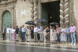 Los concejales y alcalde de Alicante, a las puertas del consistorio, en el acto de condena de los asesinatos de las dos mujeres.