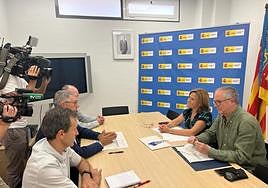 La delegada de Gobierno en la Comunidad Valenciana, Pilar Bernabé, y el subdelegado del Gobierno en Alicante, Carlos Sánchez, durante la reunión de esta mañana con el presidente de la CHS.