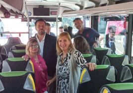 La consellera Salomé Pradas, en primer término, junto a la alcaldesa de Sant Pola y el de Elche en uno de los autobuses nuevos híbridos de Vectalia.