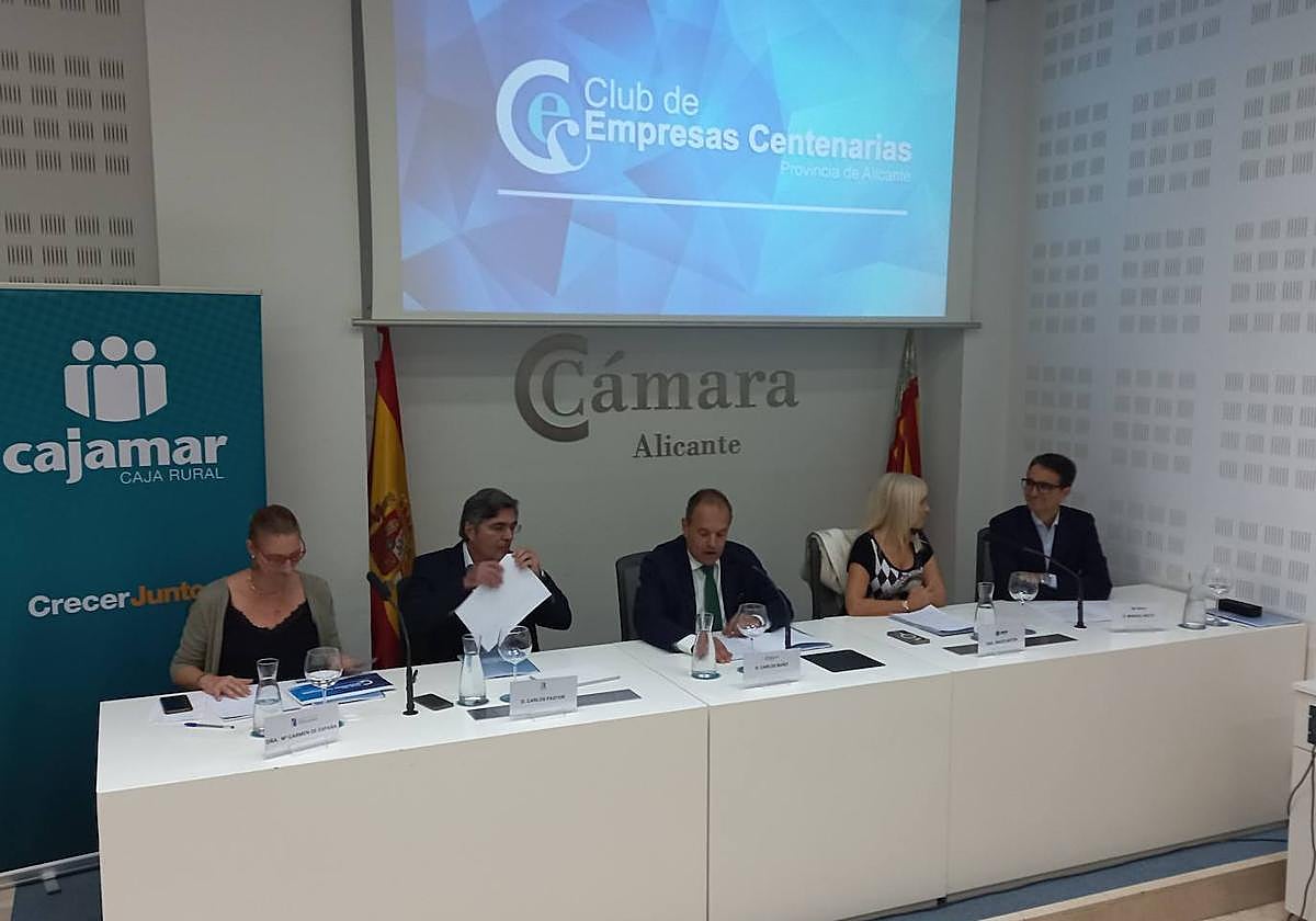 Mari Carmen de España, Carlos Pastor, Carlos Baño, Maite Antón y Manuel Nieto, durante la presentación de la gala de las empresas centenarias.