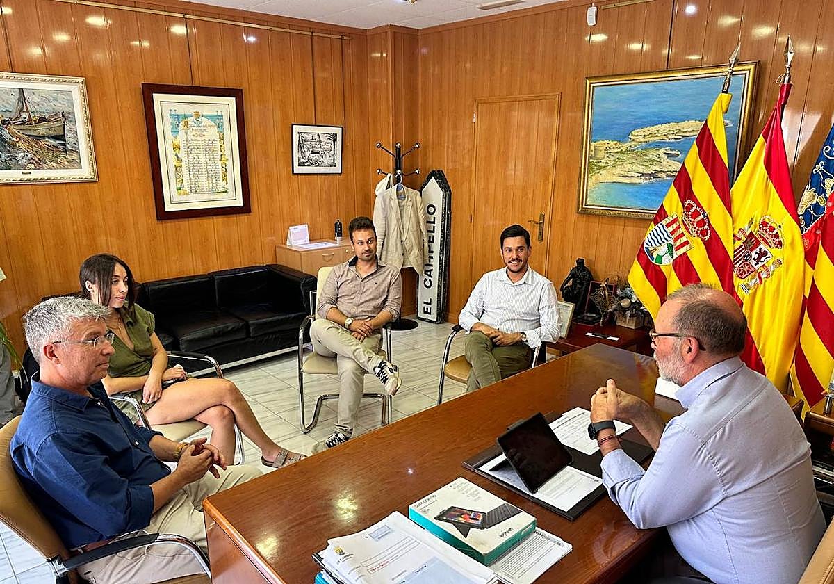 Joaquín Pérez junto a miembros de la alcaldía de El Campello, en presencia del alcalde, Juanjo Berenguer