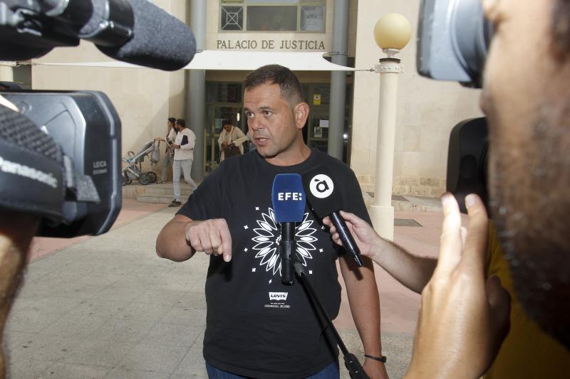 El gerente de 'El buen comer', Moisés Domenech, atienda a la prensa tras el juicio.