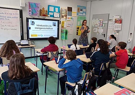 Una docente explica a los alumnos qué es la Inteligencia Artificial.