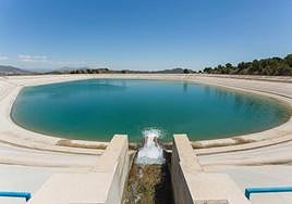 Desembalse de agua para la cuenca del Vinalopó, en imagen de archivo.