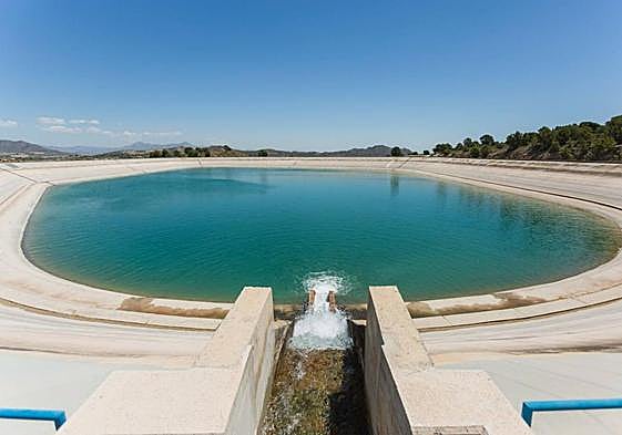Desembalse de agua para la cuenca del Vinalopó, en imagen de archivo.