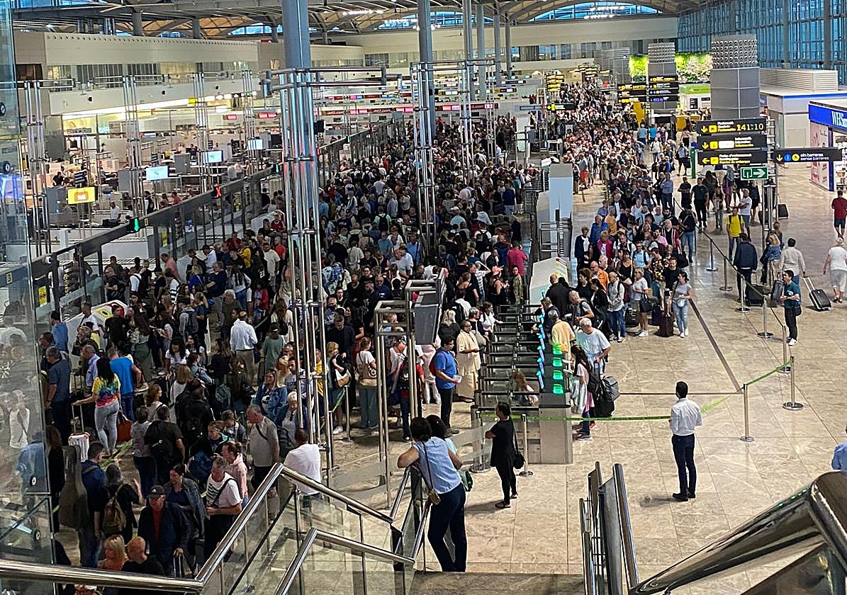 Colas en el acceso de seguridad del aeropuerto Alicante-Elche.
