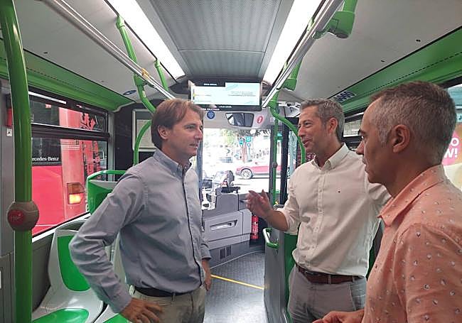 El concejal de Movilidad Urbana, Carlos de Juan, explicando el funcionamiento de las nuevas pantallas.