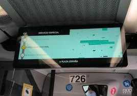 Pantalla en el interior del autobús con información sobre las próximas paradas.