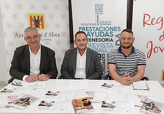 Concejales de Fomento del Empleo y Juventud de Altea junto a Rafael Fernández, director de la Cámara de Comercio de Alicante, en la presentación del curso.