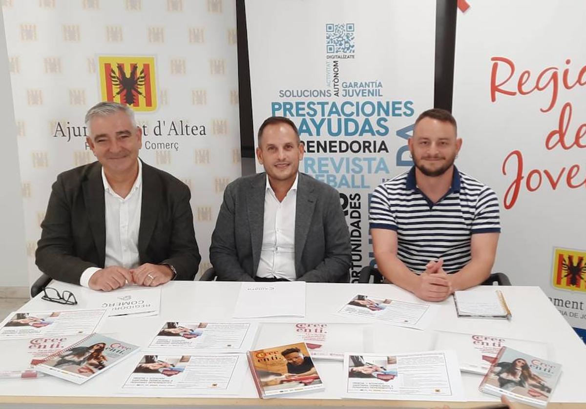 Concejales de Fomento del Empleo y Juventud de Altea junto a Rafael Fernández, director de la Cámara de Comercio de Alicante, en la presentación del curso.