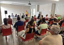 El alcalde, Santiago Román; el edil de Urbanismo, David Aracil, y los responsables municipales de la obra, con los vecinos.