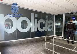 Puerta de la Comisaría Provincial de Alicante.