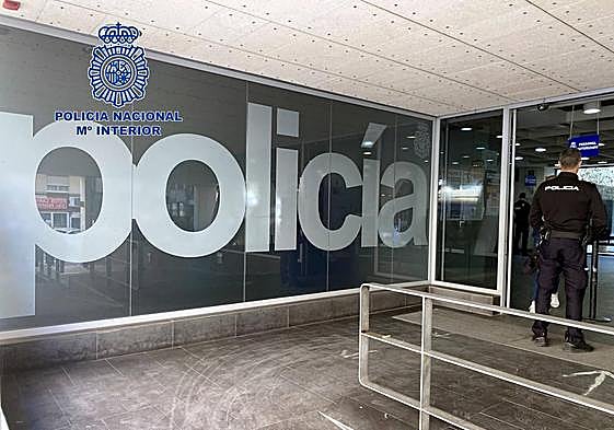 Puerta de la Comisaría Provincial de Alicante.